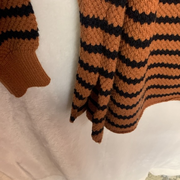 Women’s Striped Sweater Size Medium - Picture 7 of 8